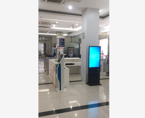 宣城涇縣政務(wù)中心43寸立式查詢機，帶刷二代身份證功能